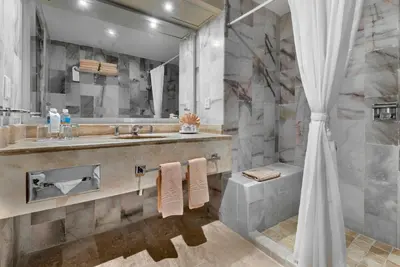 Un baño de El Cid El Moro Beach