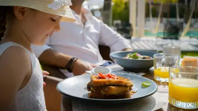 Comida en o cerca de este hotel