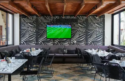 Una televisión o centro de entretenimiento en Hacienda 1800