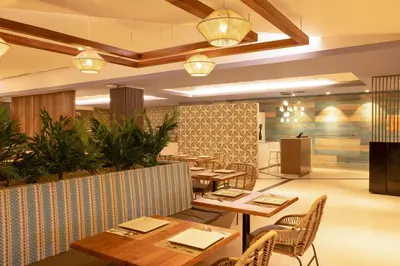 Un restaurante o sitio para comer en DoubleTree by Hilton Mazatlan, SIN