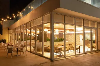 Un restaurante o sitio para comer en DoubleTree by Hilton Mazatlan, SIN