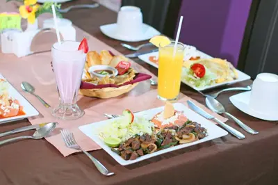 Comida en o cerca de este hotel