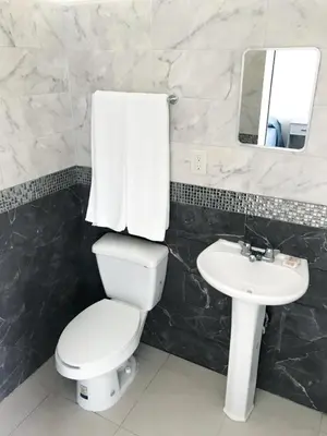 Un baño de Mona Inn