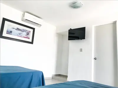 Una televisión o centro de entretenimiento en Mona Inn