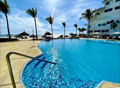 Piscina en o cerca de FRENTE AL MAR A PIE DE PLAYA ALBERCA y JACUZZI 7