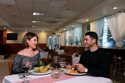 Comida en o cerca de este hotel