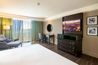 Una televisión o centro de entretenimiento en Hotel Lucerna Culiacan