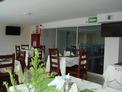 Una televisión o centro de entretenimiento en Hotel Inn Plaza del Ángel Chihuahua