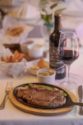 Comida en o cerca de este hotel