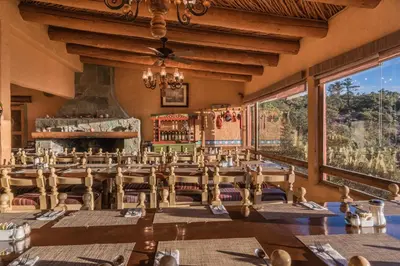 Un restaurante o sitio para comer en Hotel El Mirador - Balderrama Hotel Collection