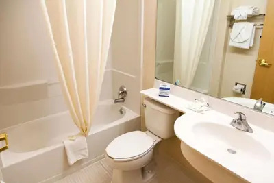 Un baño de Microtel Inn & Suites by Wyndham Chihuahua