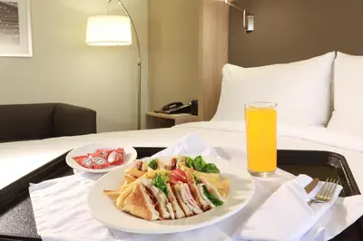 Comida en o cerca de este hotel