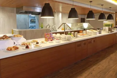 Comida en o cerca de este hotel