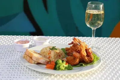 Comida en o cerca de este hotel