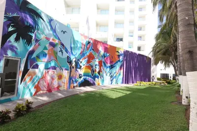 Jardín al aire libre en Garner Hotel Mazatlan Beach by IHG