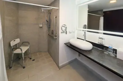 Un baño de Garner Hotel Mazatlan Beach by IHG