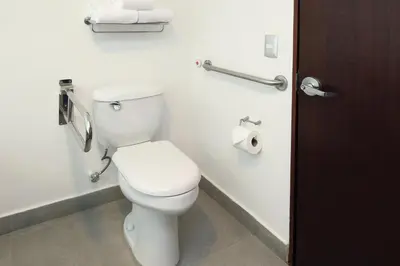 Un baño de Garner Hotel Mazatlan Beach by IHG