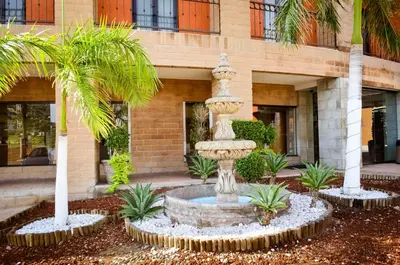 Jardín al aire libre en Hotel Colonial Hermosillo