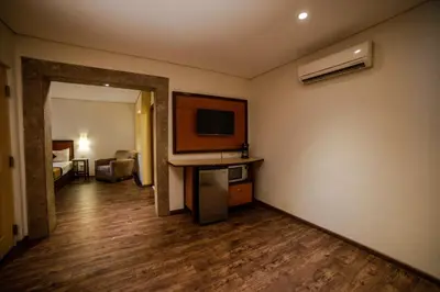 Una televisión o centro de entretenimiento en Hotel Colonial Hermosillo