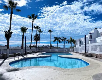 Piscina en o cerca de Condominio 231 Loma Bonita, enfrente de la alberca!