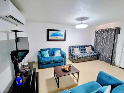 Zona de estar de Condominio 231 Loma Bonita, enfrente de la alberca!