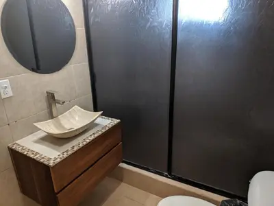 Un baño de Condominio 231 Loma Bonita, enfrente de la alberca!