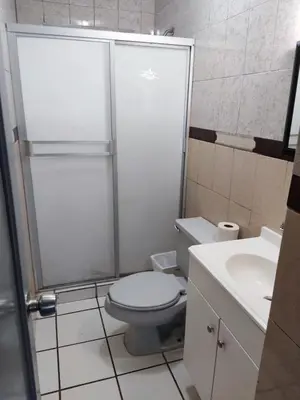 Un baño de Condominio 303 Loma Bonita, enfrente de la alberca!