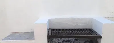 Barbacoa disponible para clientes en la casa o chalet
