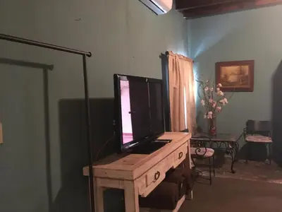 Una televisión o centro de entretenimiento en Hostal Doña Carlota Hotel