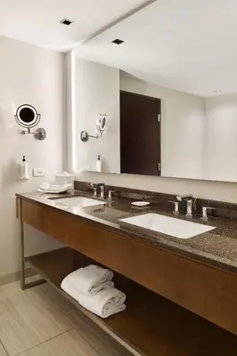 Un baño de Hilton Garden Inn Chihuahua