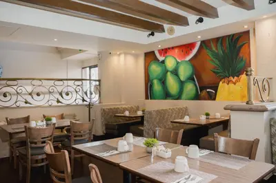 Un restaurante o sitio para comer en Hotel San Marcos Express