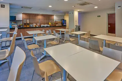 Un restaurante o sitio para comer en City Express by Marriott Saltillo Norte