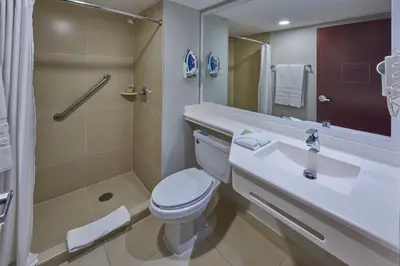 Un baño de City Express by Marriott Los Mochis