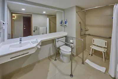 Un baño de City Express by Marriott Los Mochis