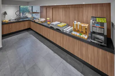 Comida en o cerca de este hotel