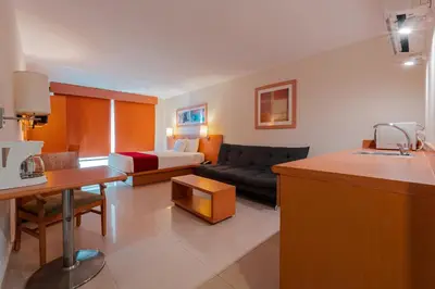 Zona de estar de City Express by Marriott Mazatlan