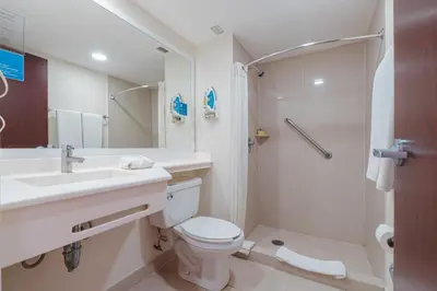 Un baño de City Express by Marriott Mazatlan