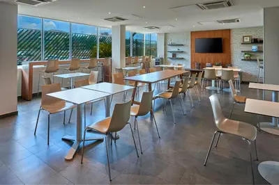 Un restaurante o sitio para comer en City Express by Marriott Hermosillo