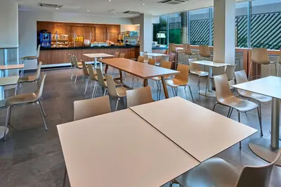 Un restaurante o sitio para comer en City Express by Marriott Hermosillo