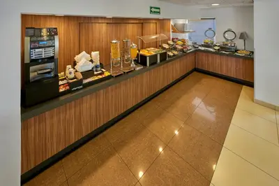 Comida en o cerca de este hotel