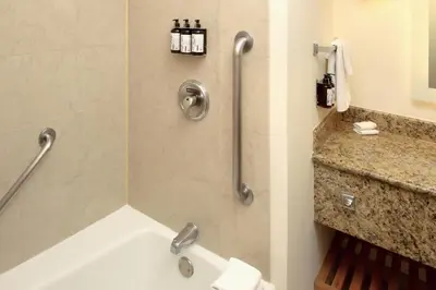 Un baño de Crowne Plaza Torreon by IHG
