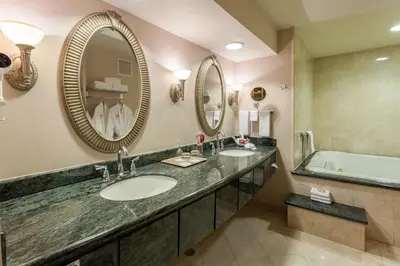 Un baño de Crowne Plaza Torreon by IHG
