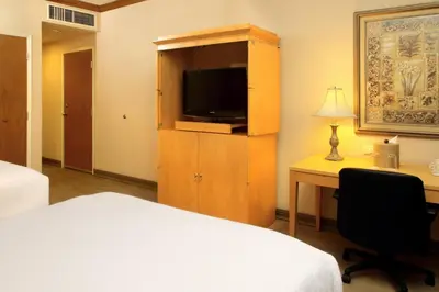 Una televisión o centro de entretenimiento en Crowne Plaza Torreon by IHG