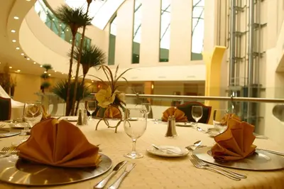 Un restaurante o sitio para comer en Crowne Plaza Torreon by IHG