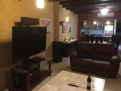 Una televisión o centro de entretenimiento en Marina Nopolo Condos