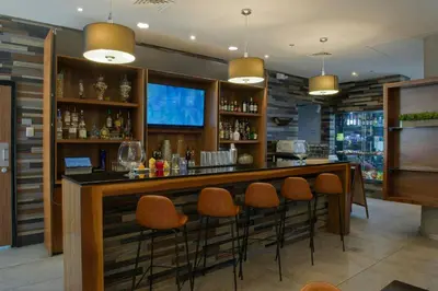 El salón o zona de bar de Four Points by Sheraton Distrito Uno Chihuahua