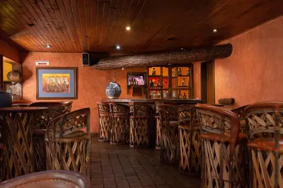 El salón o zona de bar de Villa Mexicana Creel Mountain Lodge