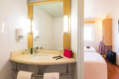 Un baño de Ibis Juarez Consulado