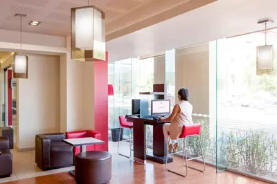Una televisión o centro de entretenimiento en Ibis Hermosillo