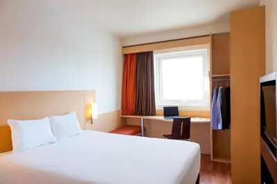 Una televisión o centro de entretenimiento en Ibis Hermosillo